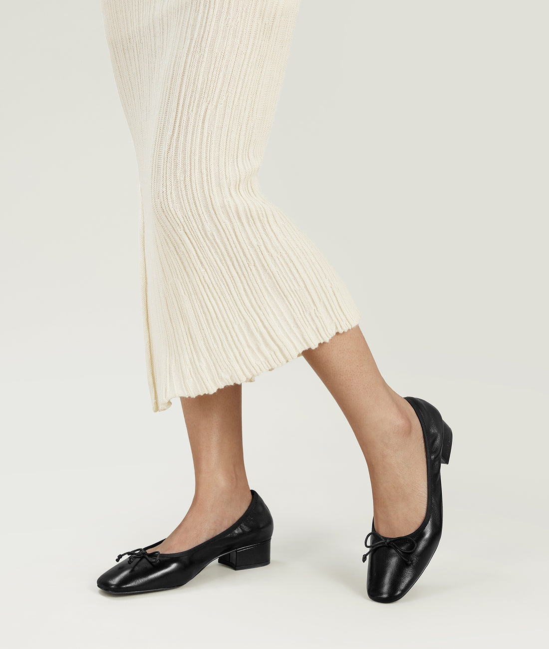 Blackberry Roll Air-touch Foam Round-toe Black Ballet Shoes with bow