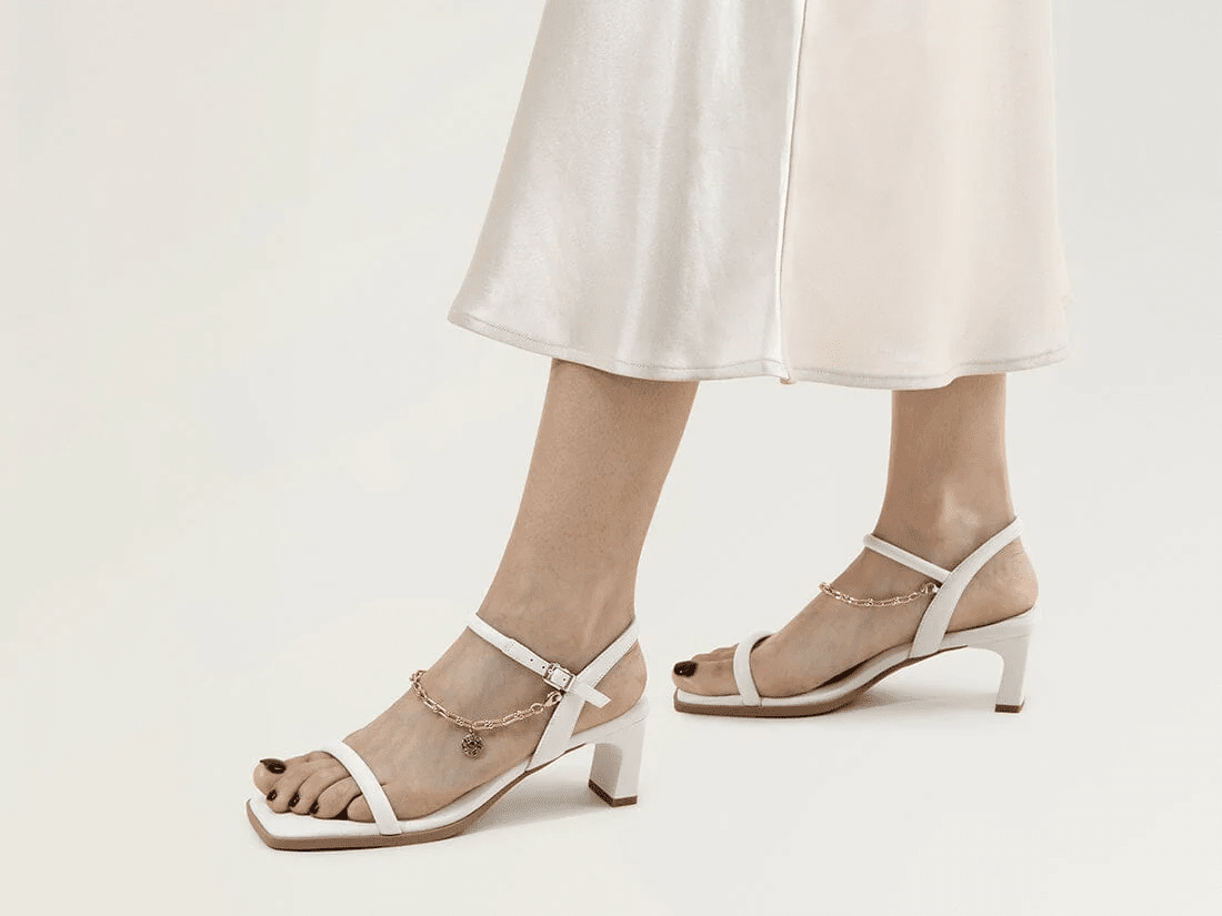 Luxury Beach Sandals: Enhance Your Vacation Style - 7or9